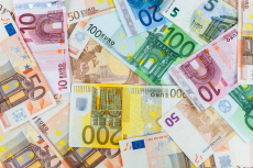 Euro bankbiljetten iStock-493325577
