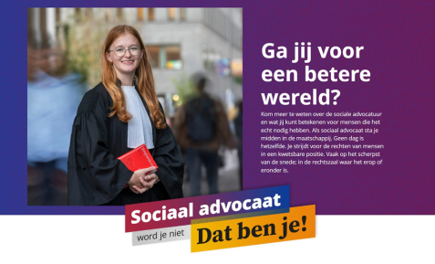 Jonge advocaat met wetbundel in hand voor campagne Sociale advocatuur