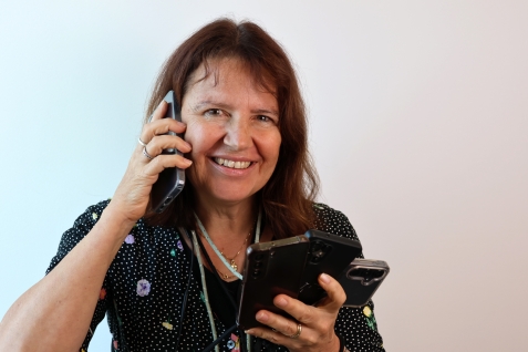 Vrouw met telefoon aan haar oor