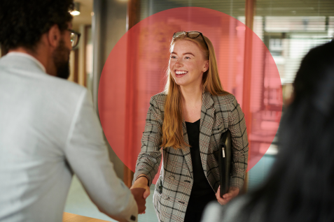 Jonge dame schudt hand met rode cirkel in achtergrond