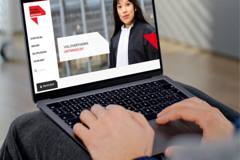 Laptop met afbeelding website BA van de UO