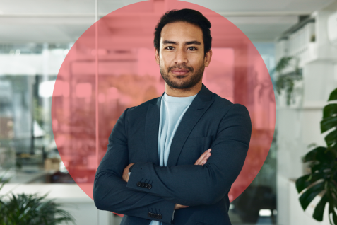 Jonge man op kantoor met rode cirkel