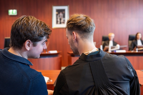 Advocaat met client in rechtzaal