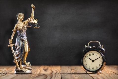 Vrouwe Justitia met wekker - iStock-956318472