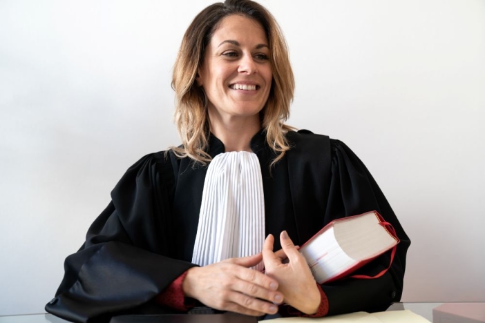 Advocaat met wetboek in de hand