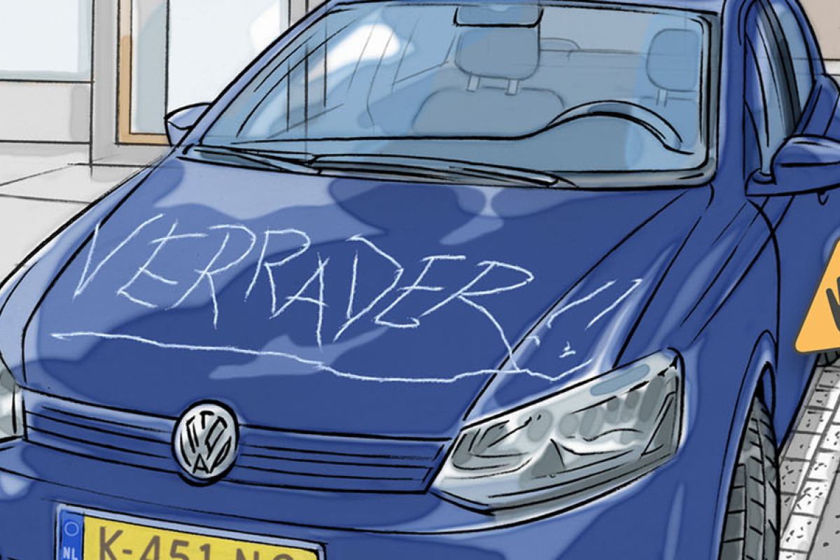 Een illustratie van een auto met op de voorkap het woord 'verrader' gekrast.