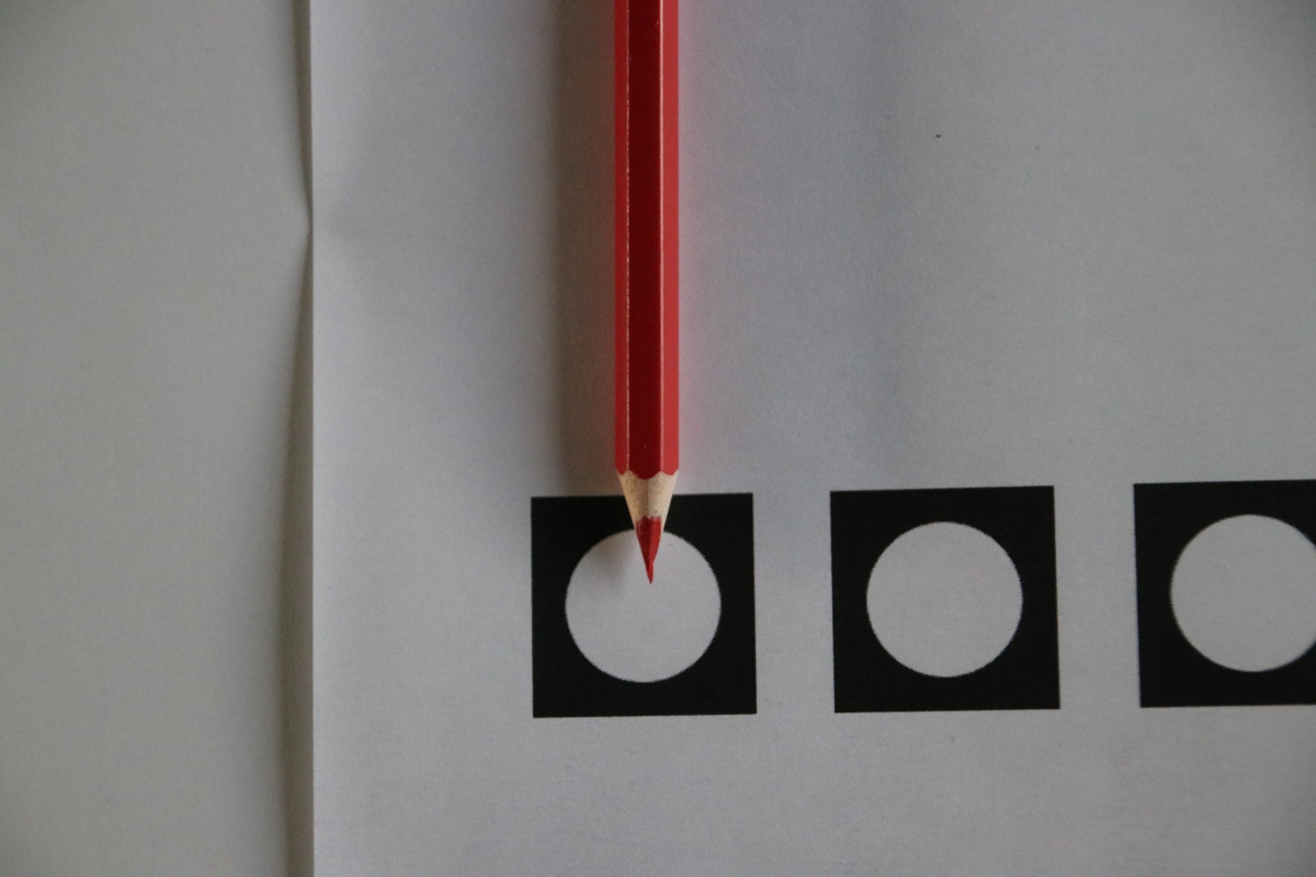 Rood stempotlood op een formulier met aanvinkhokjes