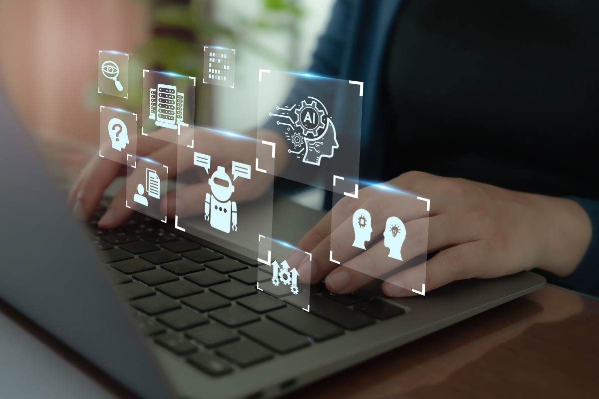 Handen op toetsenbord met illustratieve symbolen erboven