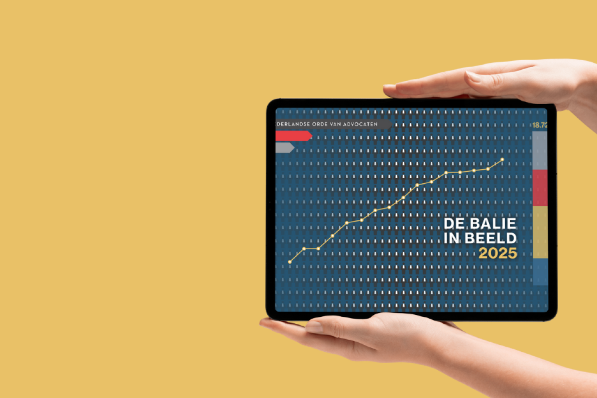 Twee handen die een tablet met daarop Balie in beeld vasthouden