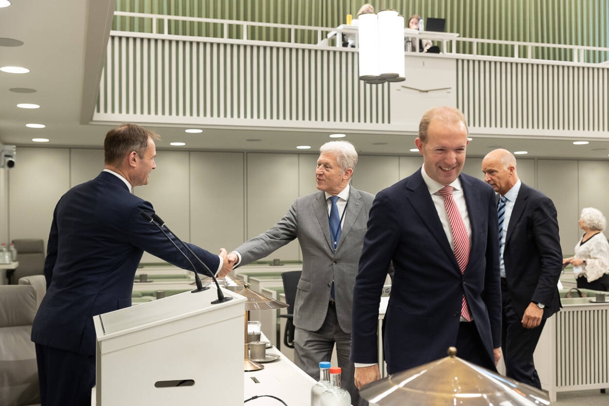 Leden eerste kamer met demissionair staatssecretaris rechtsbescherming Teun Struycken