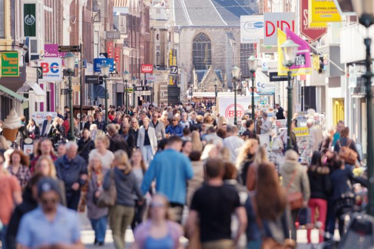 Winkelstraat met mensen