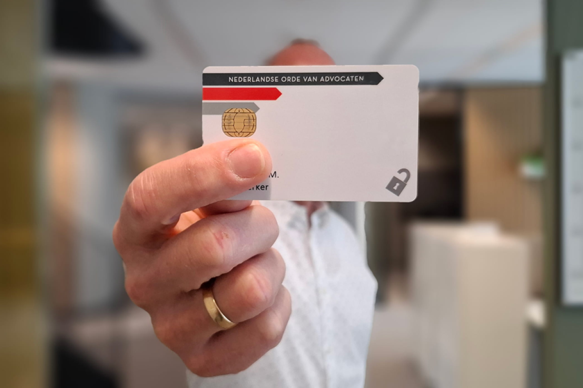 Man houdt advocatenpas voor camera