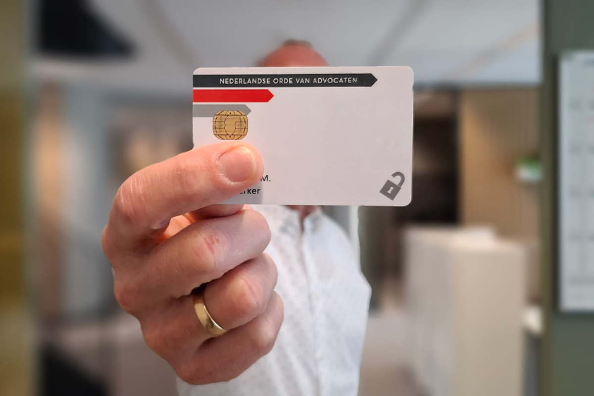 Man houdt advocatenpas voor camera