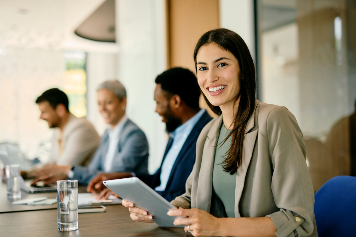 Vrouwelijke professional in groep met collega's tijdens cursus of training op kantoor