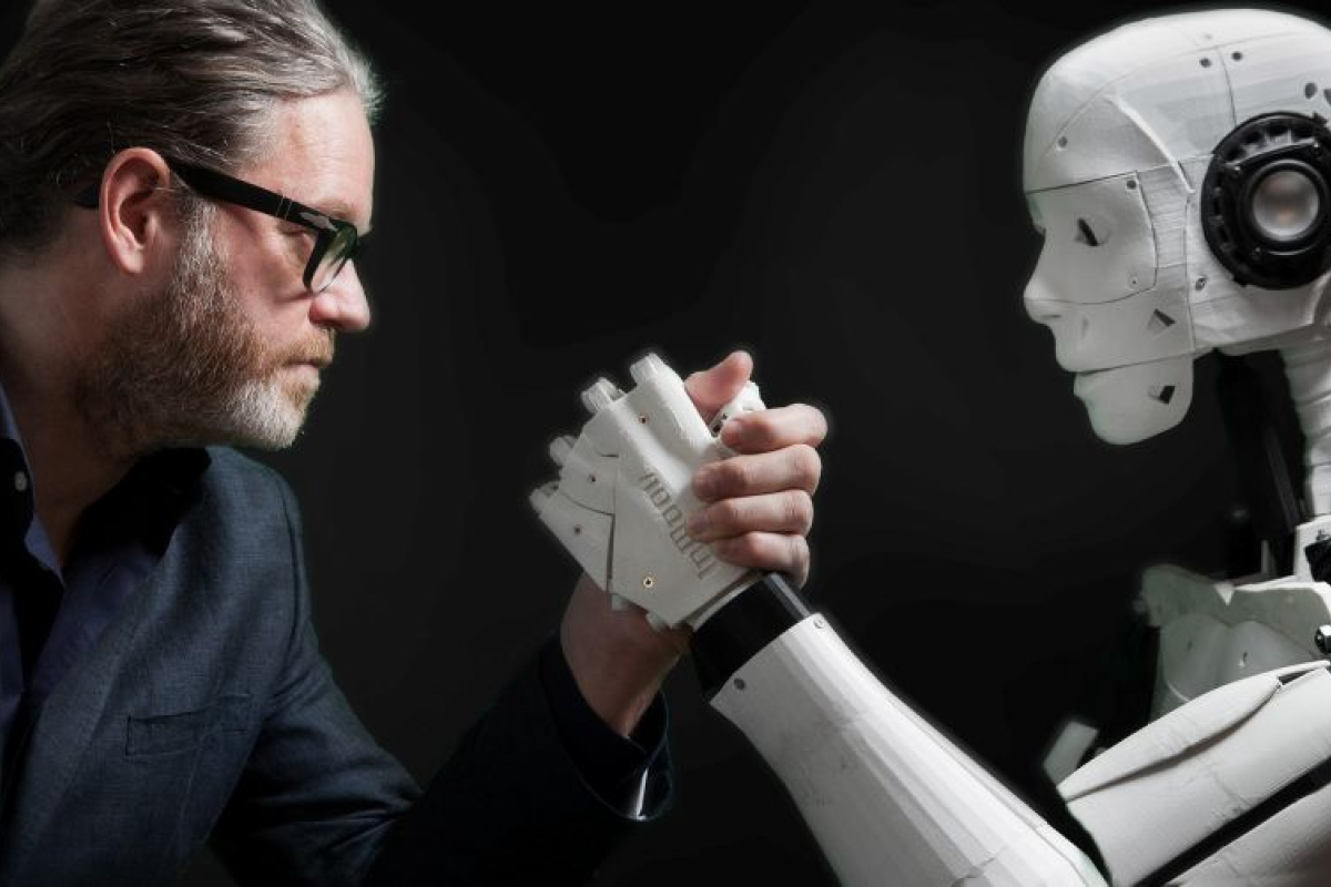 Jeroen Zweers drukt armpje met een robot