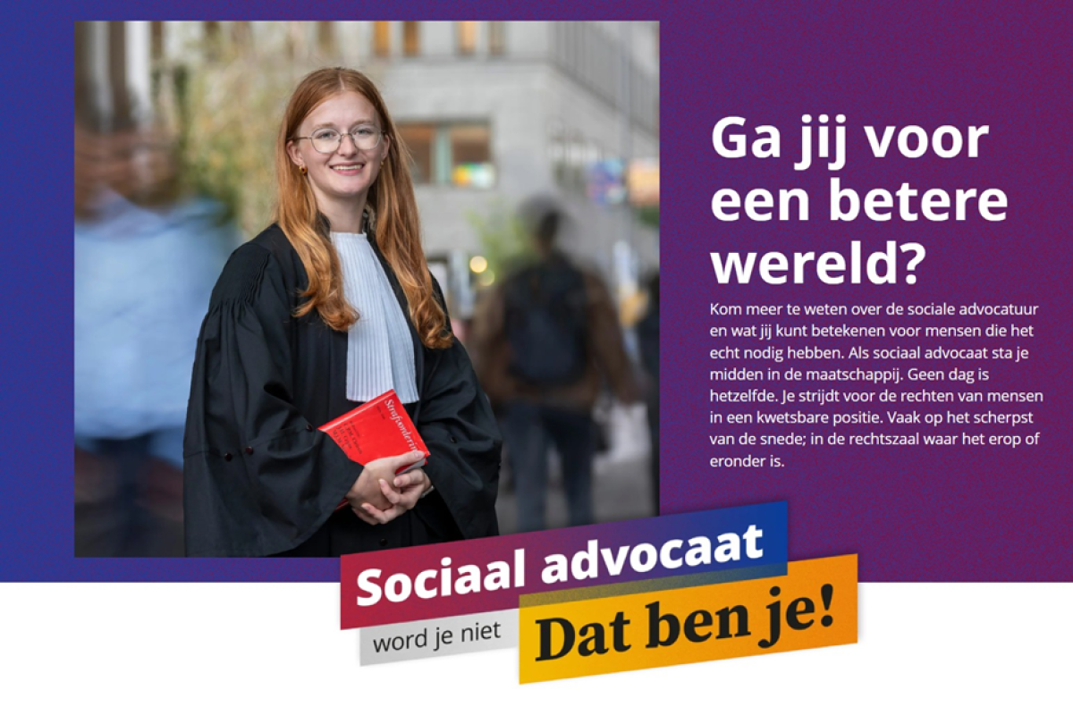 Jonge advocaat met wetbundel in hand voor campagne Sociale advocatuur