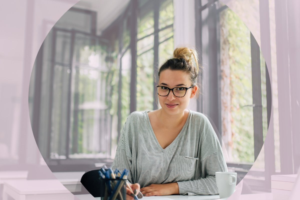 Jonge vrouw aan het werk