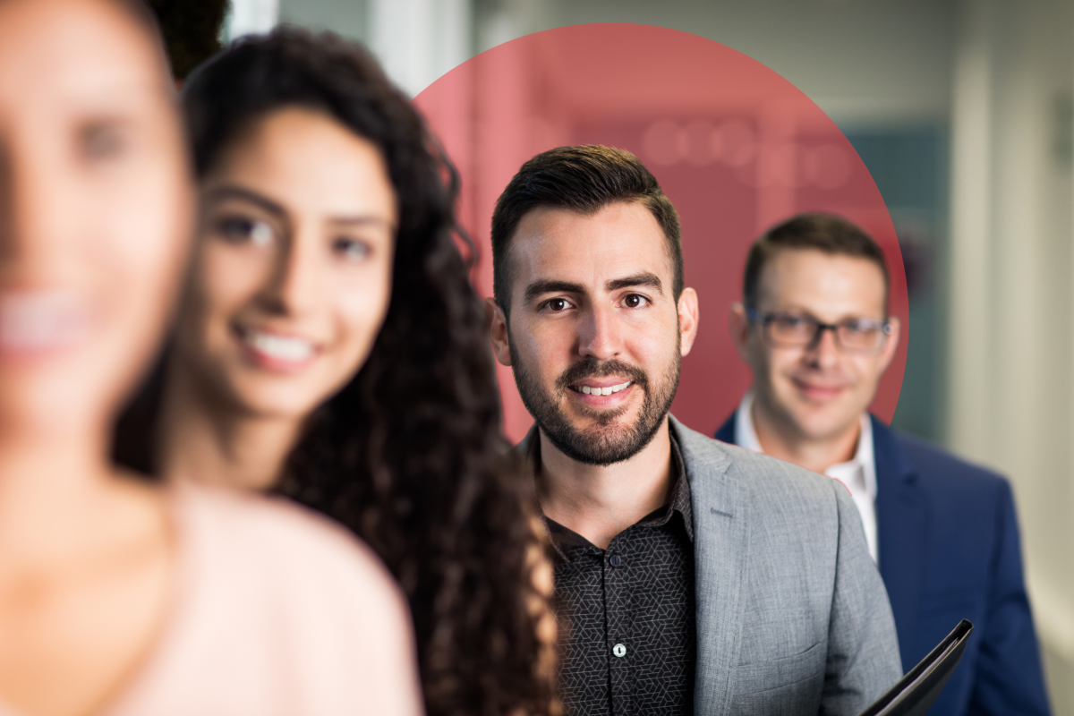 Jonge mensen op een rij op kantoor met rode achtergrondcirkel