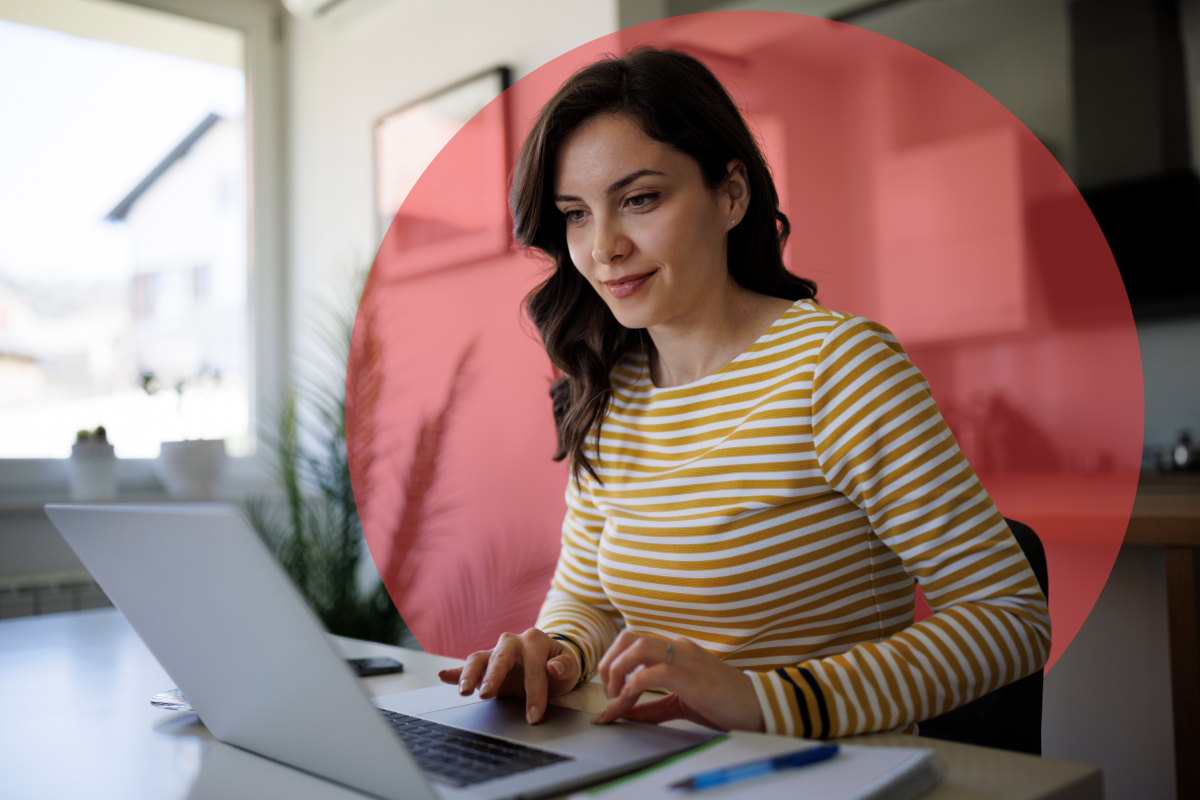 jonge vrouw werkt vanuit huis