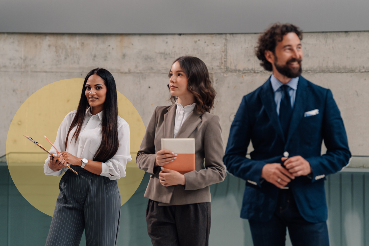 Drie jonge professionals met gele cirkel