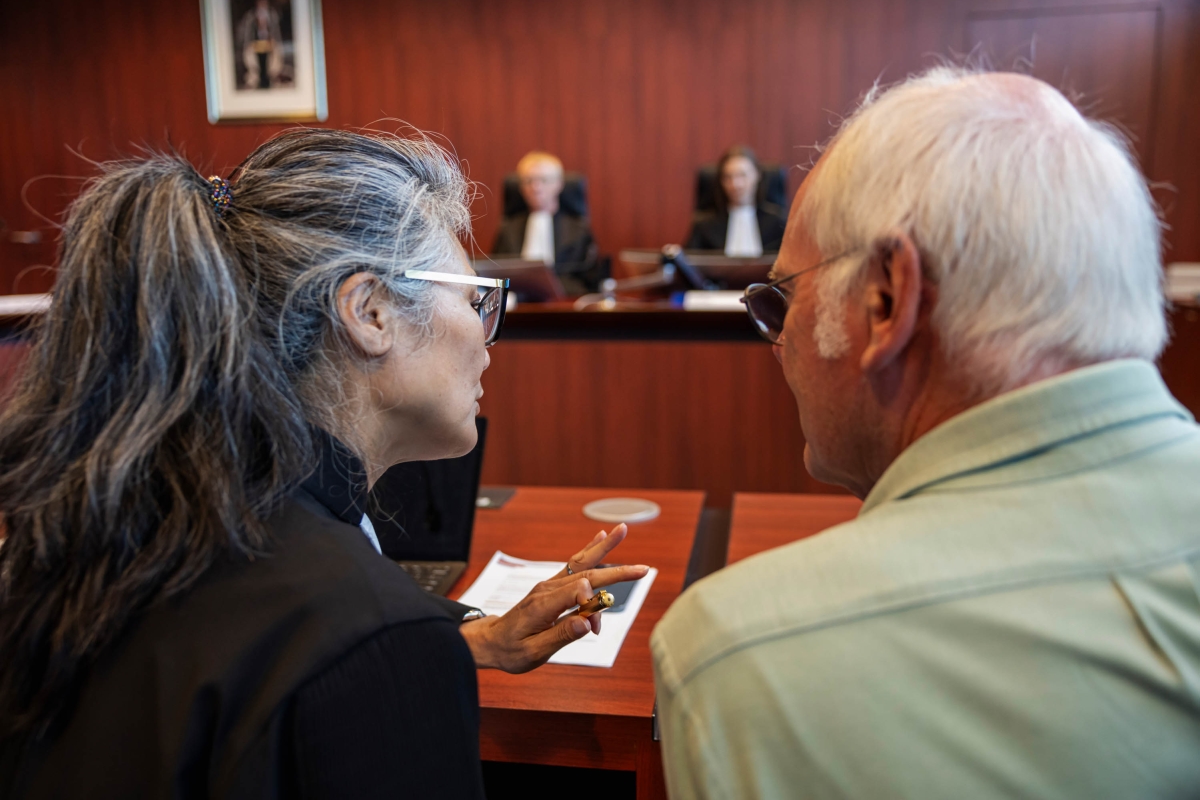 Vertrouwelijkheid - advocaat met client in rechtszaal
