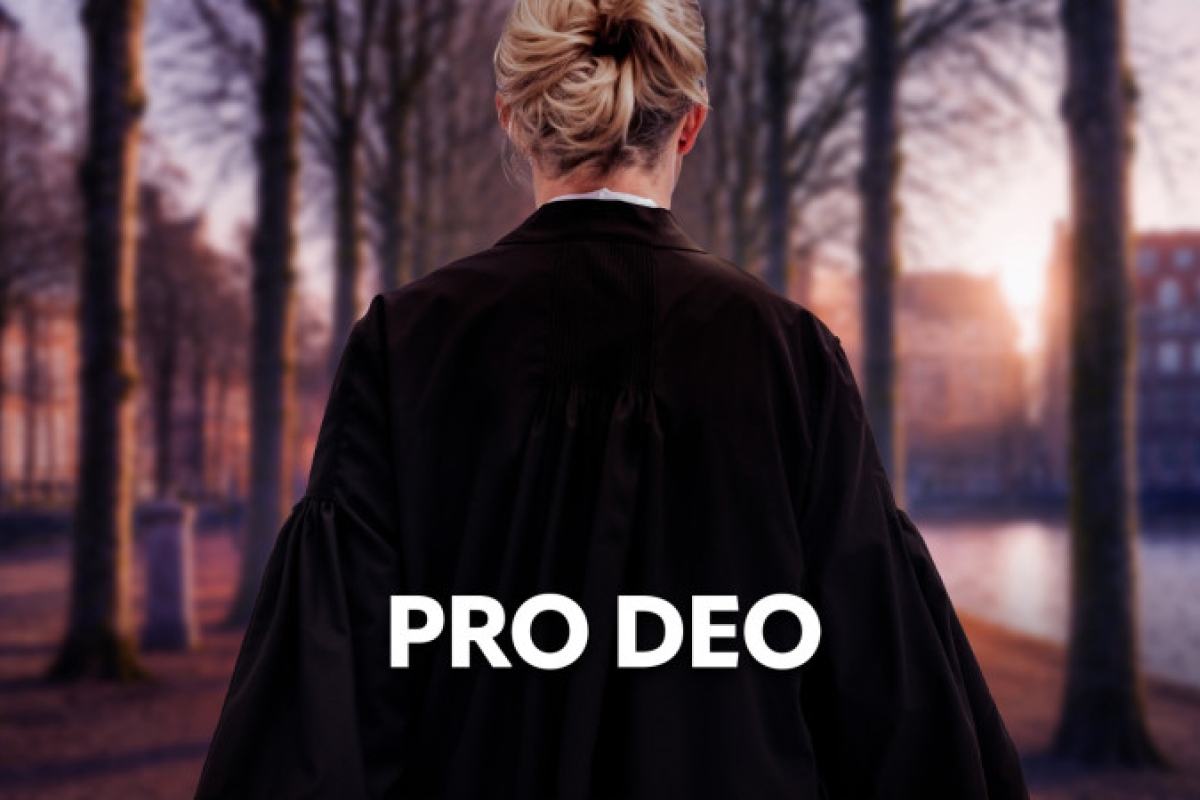 Advocaat op de rug met letters Pro Deo ervoor