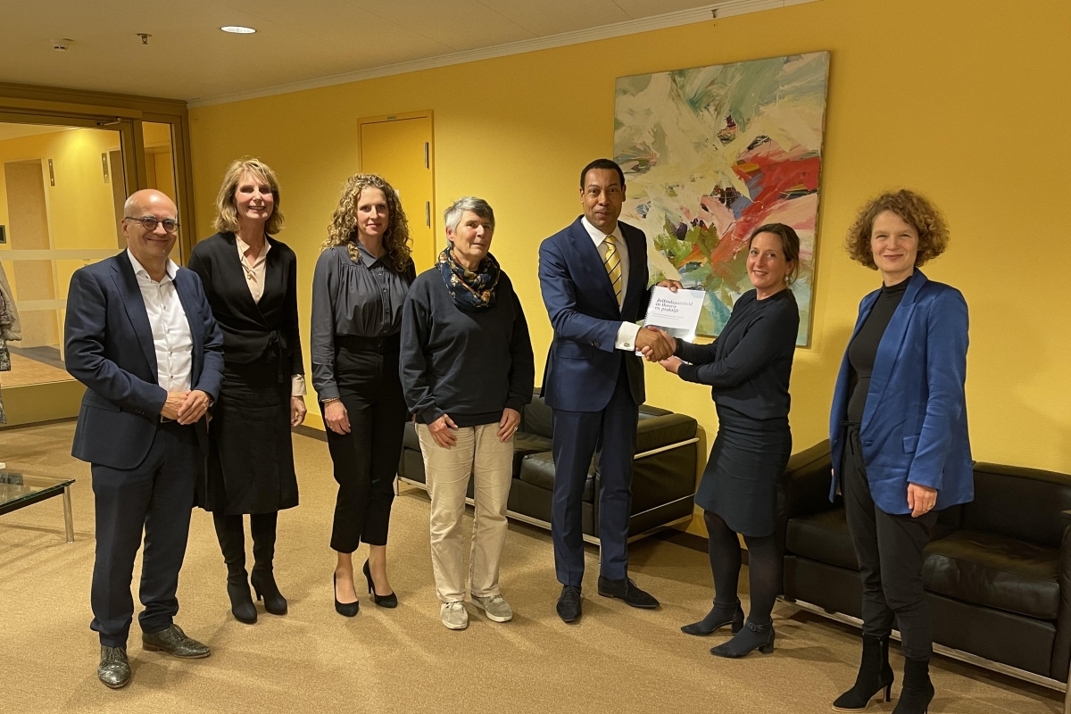 Overhandiging evaluatierapport door leden RATZ-commissie aan minister Weerwind 