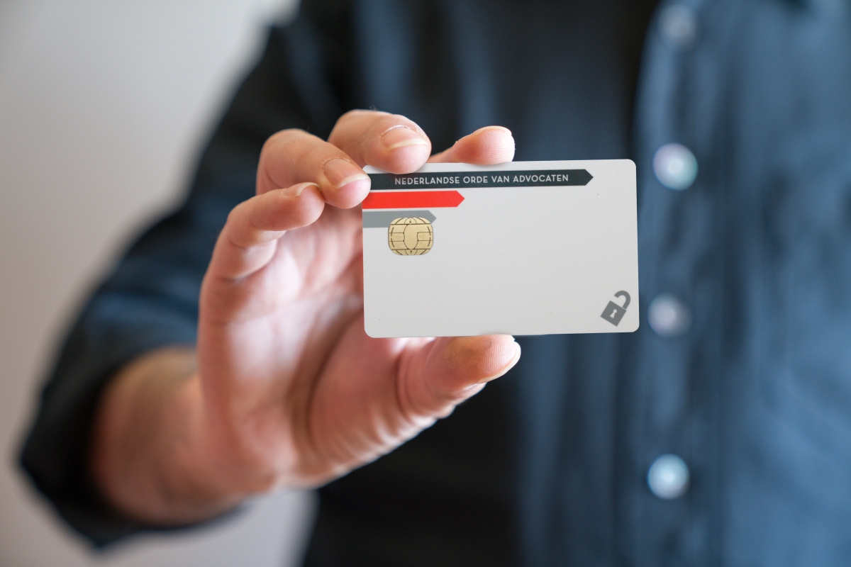 Advocatenpas in de hand