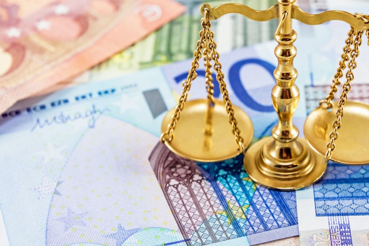 Gefinancierde rechtsbijstand weegschaal euros