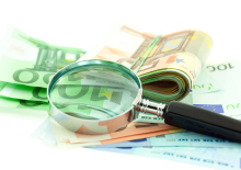 Euro Bankbiljetten met vergrootglas