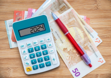 Calculator met 2024 met euro-bankbiljetten en pen