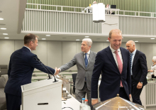 Leden eerste kamer met demissionair staatssecretaris rechtsbescherming Teun Struycken