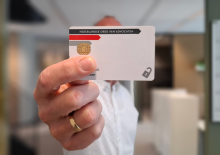 Man houdt advocatenpas voor camera