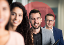 Jonge mensen op een rij op kantoor met rode achtergrondcirkel