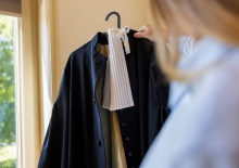 Vrouw pakt toga