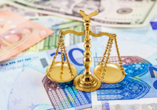 Euro bankbiljetten met daarop een gouden weegschaal