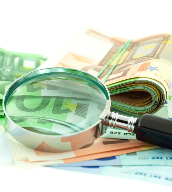 Euro Bankbiljetten met vergrootglas