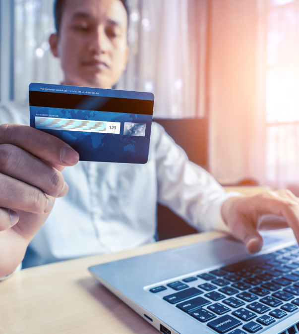 Man pasje laptop inloggen