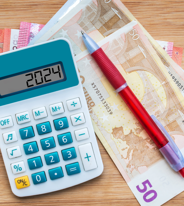 Calculator met 2024 met euro-bankbiljetten en pen