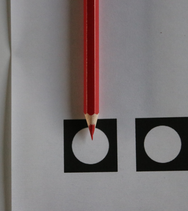 Rood stempotlood op een formulier met aanvinkhokjes