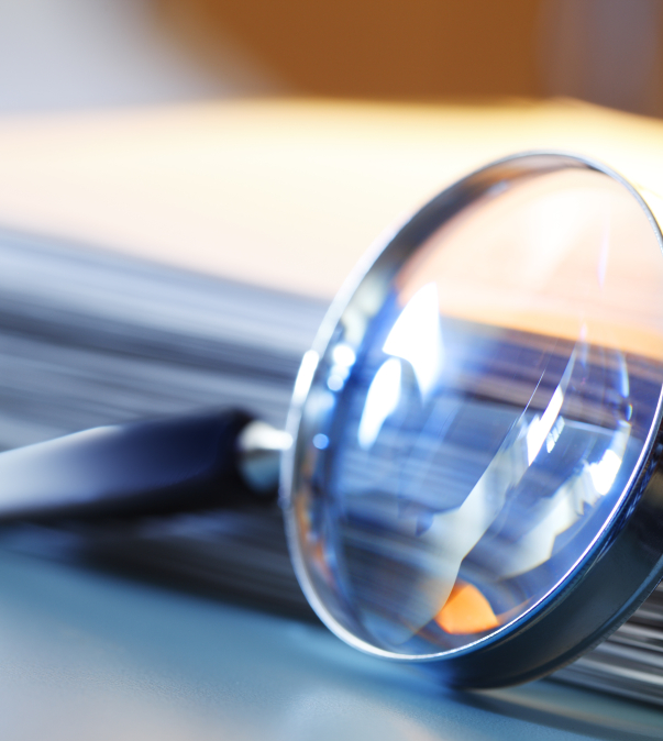 Dossier met vergrootglas ervoor