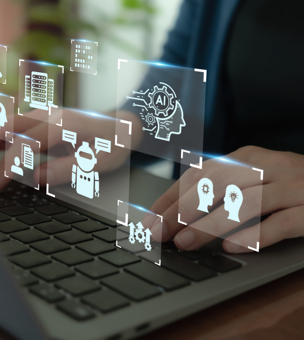 Handen op toetsenbord met illustratieve symbolen erboven