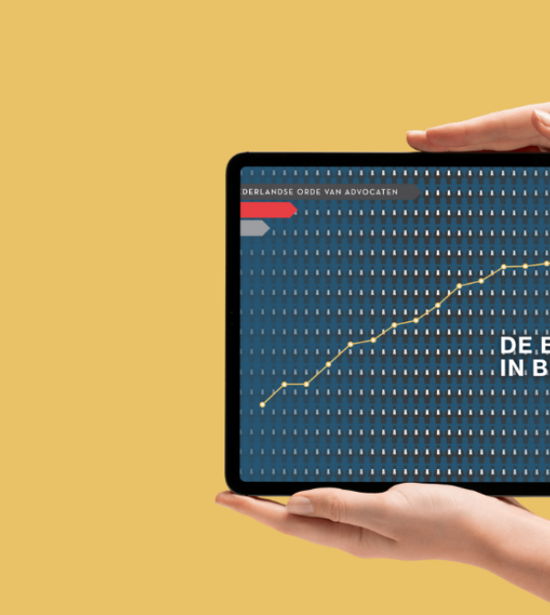 Twee handen die een tablet met daarop Balie in beeld vasthouden