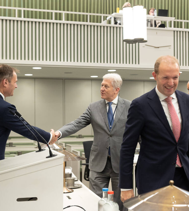 Leden eerste kamer met demissionair staatssecretaris rechtsbescherming Teun Struycken