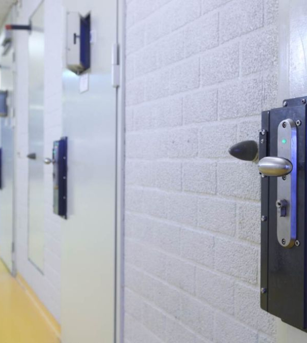 Deuren in een gevangenis