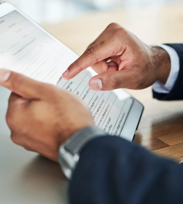 Man vult formulier in op tablet