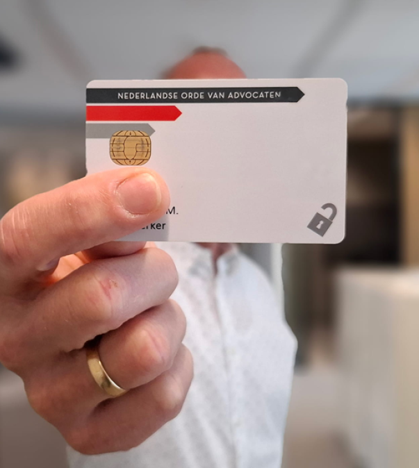 Man houdt advocatenpas voor camera