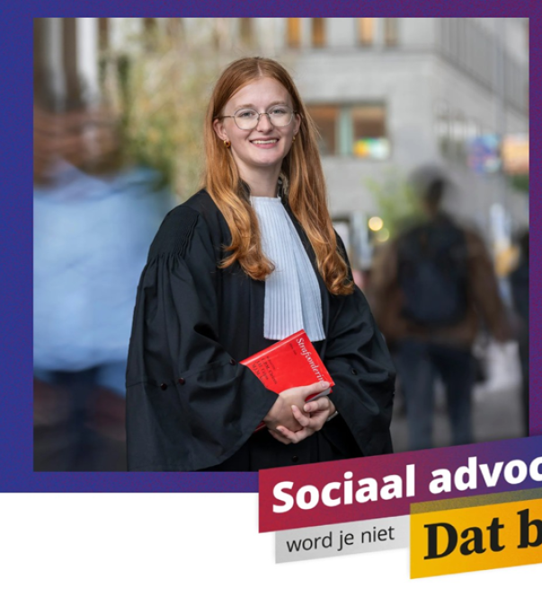 Jonge advocaat met wetbundel in hand voor campagne Sociale advocatuur