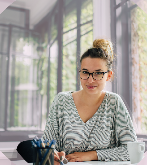 Jonge vrouw aan het werk