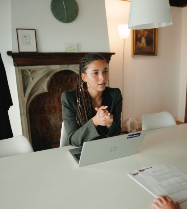 Advocaat in gesprek met cliënt